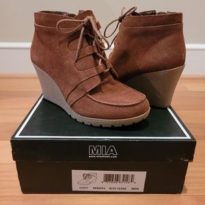 Mia Wedge Booties in Rust Size 8